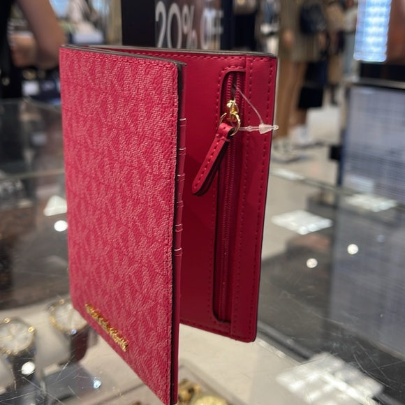 Michael Kors Jet Set Travel Passport Wallet
Electric Pink Signature NWT - Picture 2 of 16